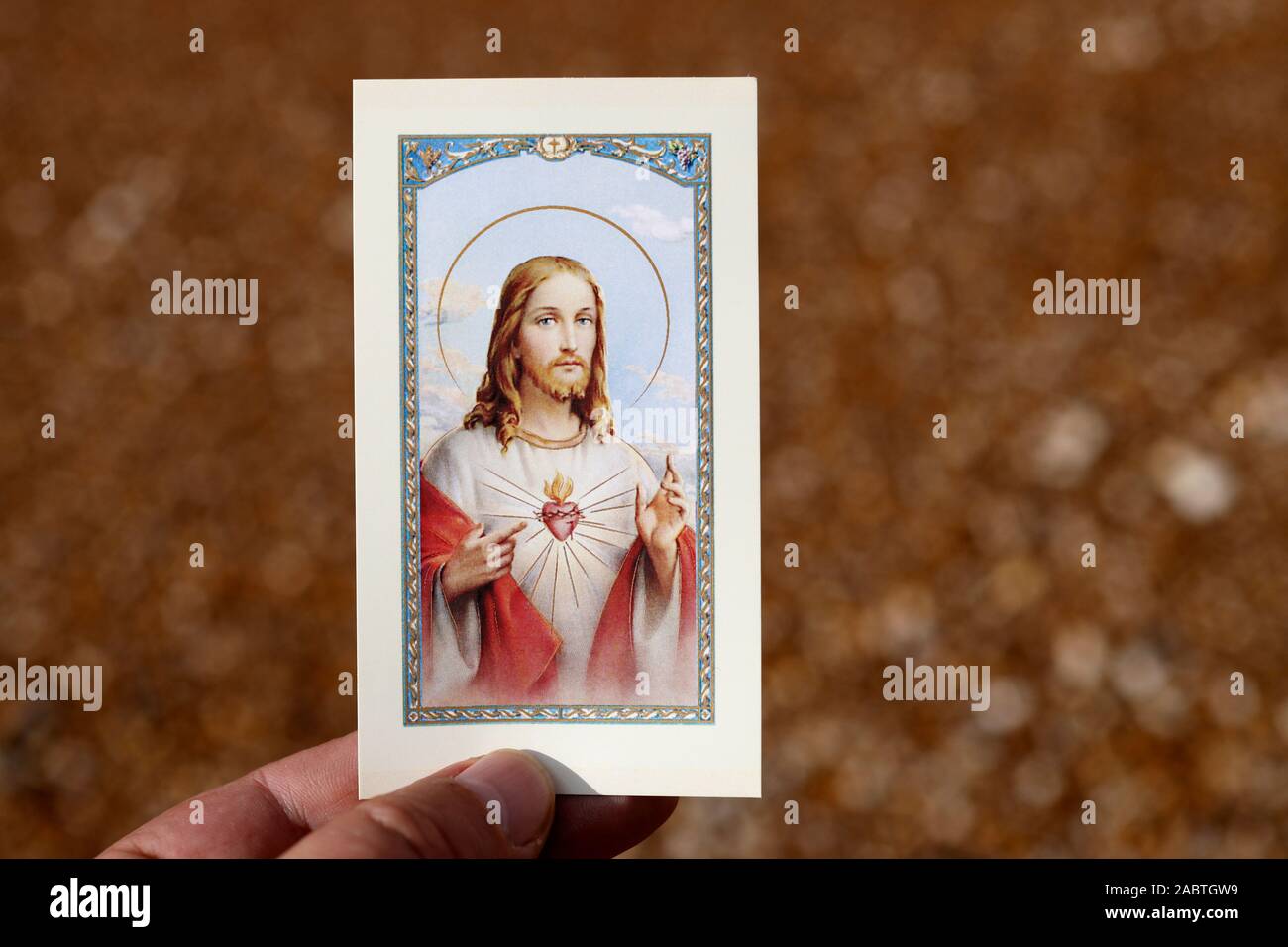 Die Verehrung des Heiligsten Herzens Jesu. Heilige Bild in der Hand. Stockfoto