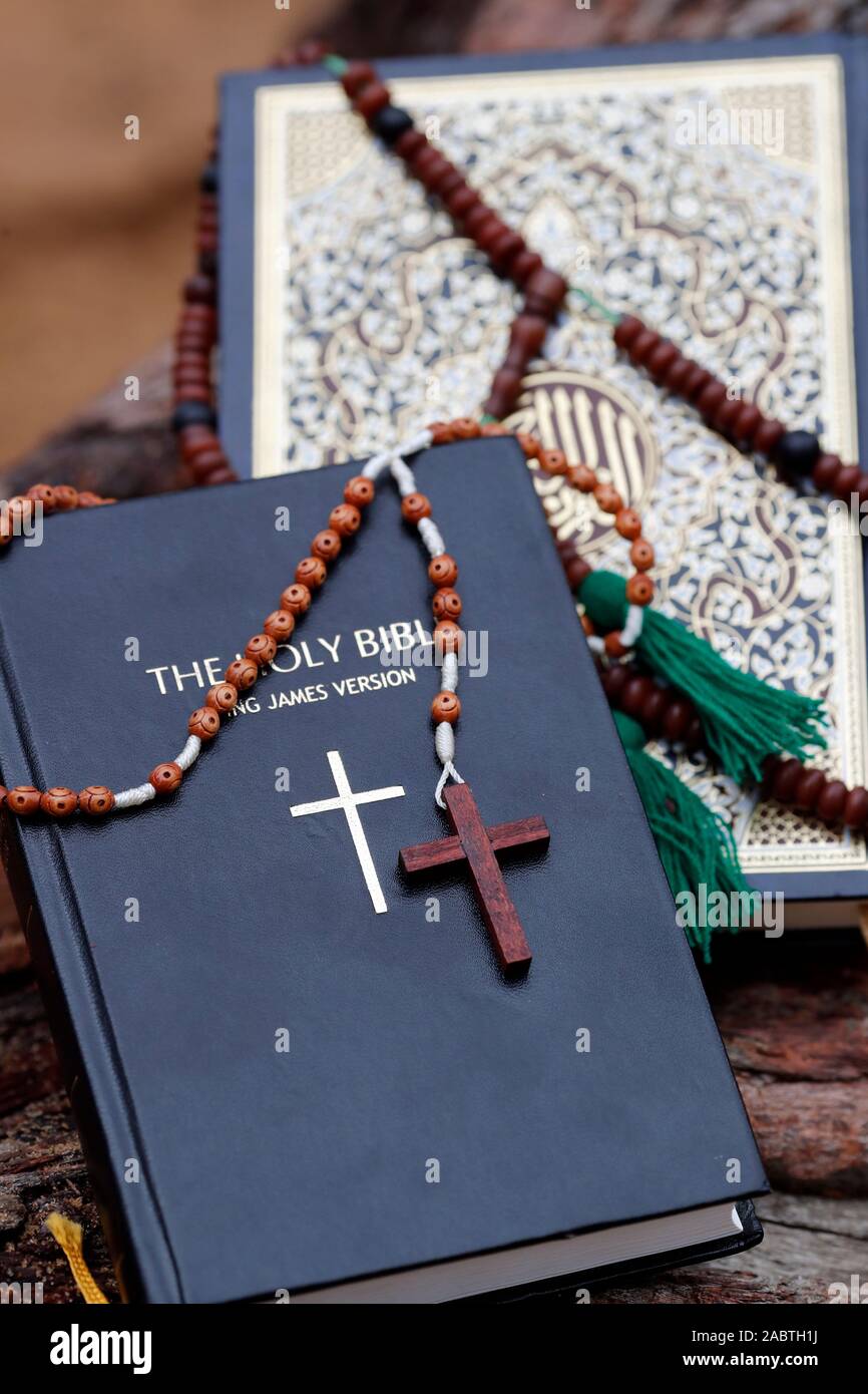 Gebet Perlen, Bibel und Kuran. Interreligiöse Symbole. Stockfoto
