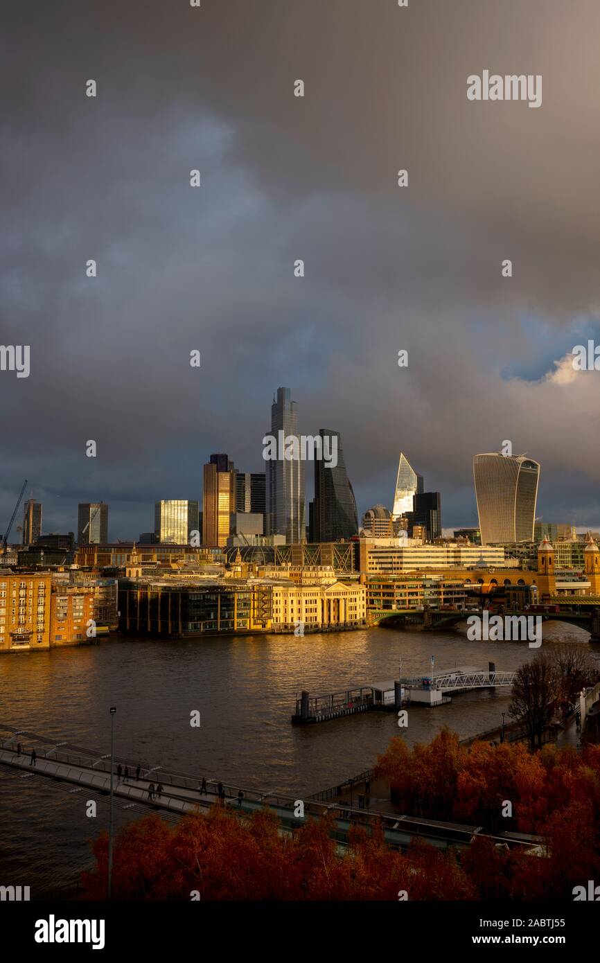 London England UK. Stadt Panorama gesehen von der Tate Modern auf die Themse vom 27. November 2019. Millennium Bridge; Shakespeare Turm Ba Stockfoto