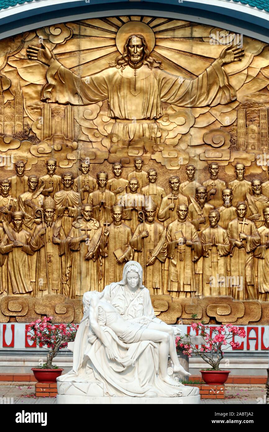 Die Gottesmutter Maria, die toten Körper von Jesus Christus Statue. Basilika Unserer Lieben Frau von La Vang. La Vang. Vietnam. Stockfoto
