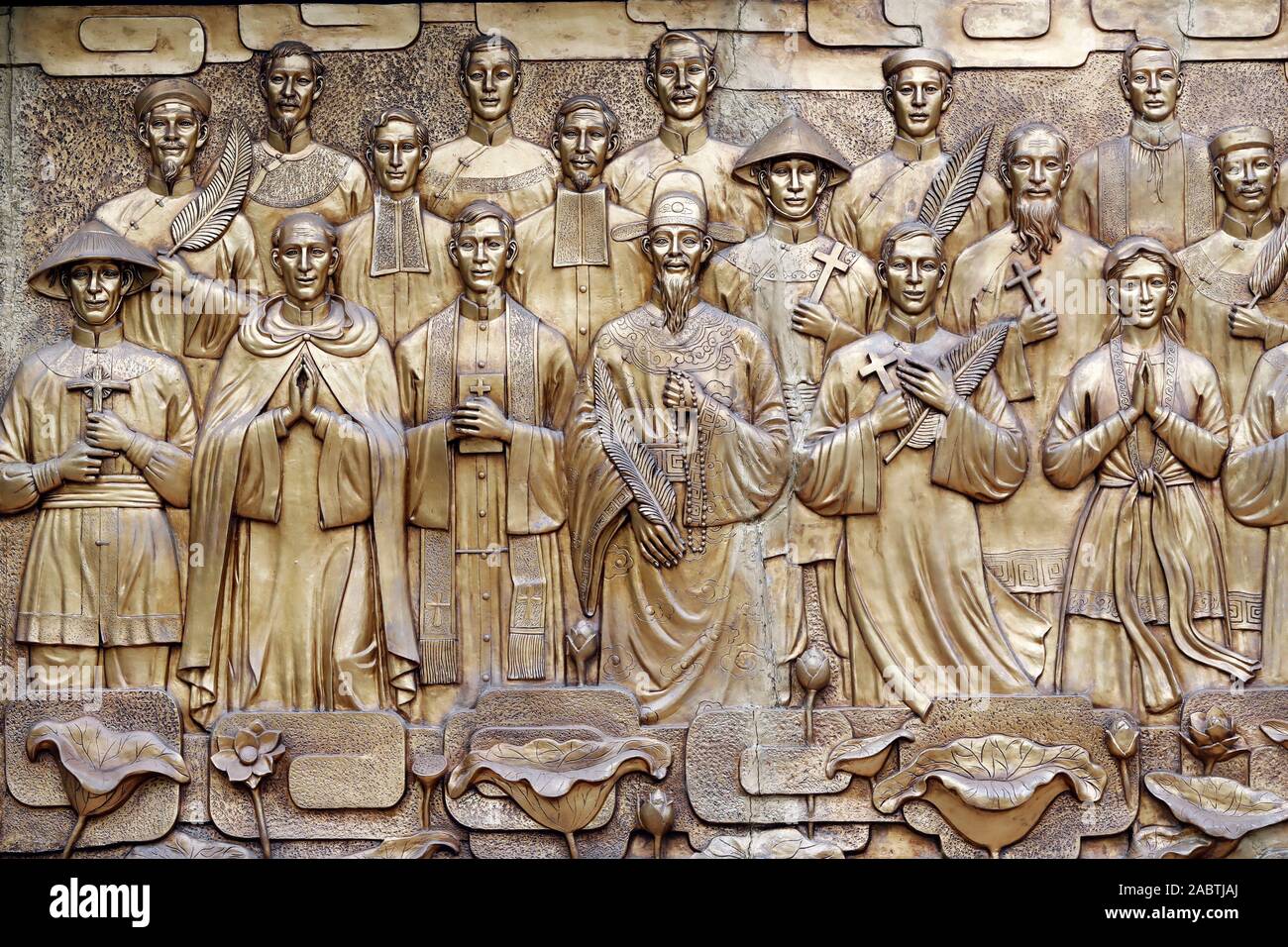 Basilika Unserer Lieben Frau von La Vang. Vietnamesische Priester und Bischöfe. La Vang. Vietnam. Stockfoto