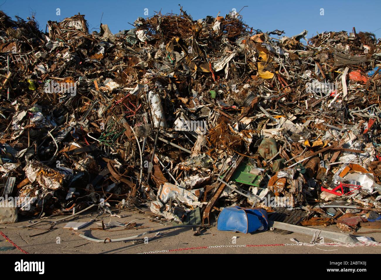 Italien, Sizilien, Licata, Altmetall Recycling am Hafen Stockfoto