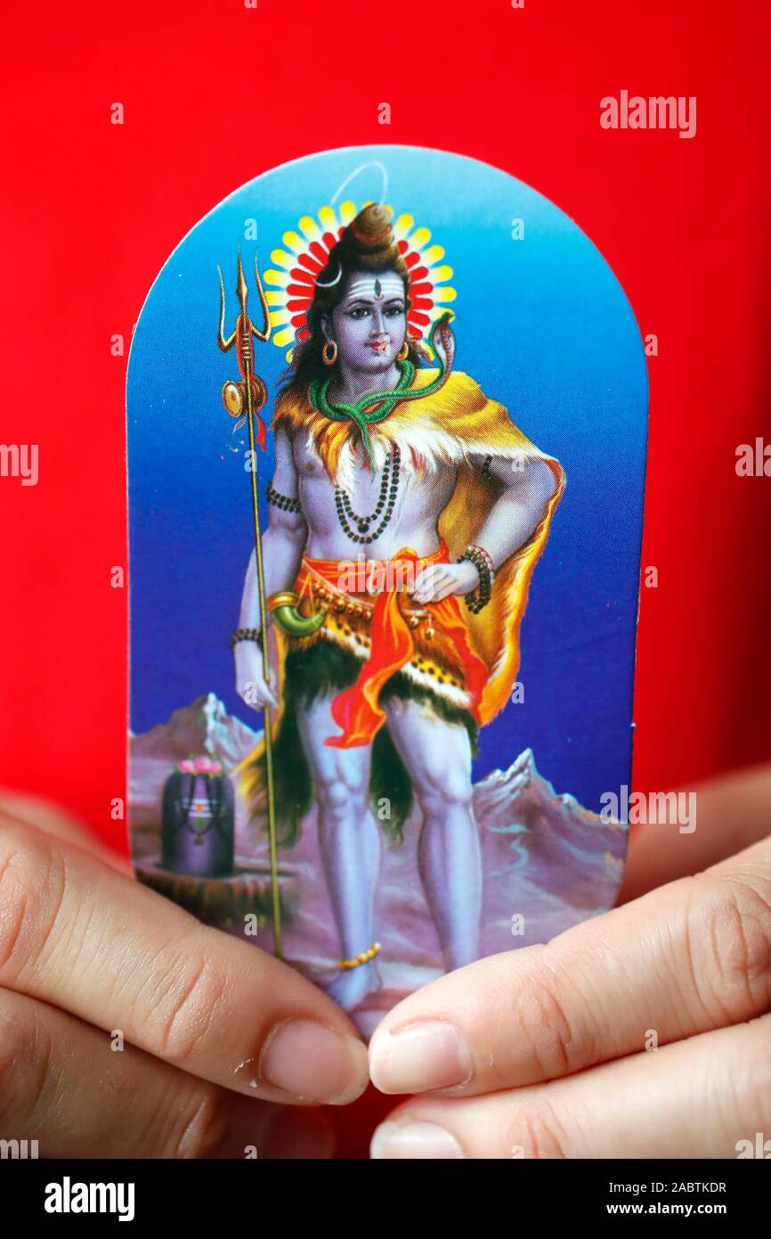 Close-up. Hinduistischen Gottes Bild in der Hand. Shiva auch bekannt als Mahadeva ist eines der wichtigsten Gottheiten des Hinduismus. Stockfoto