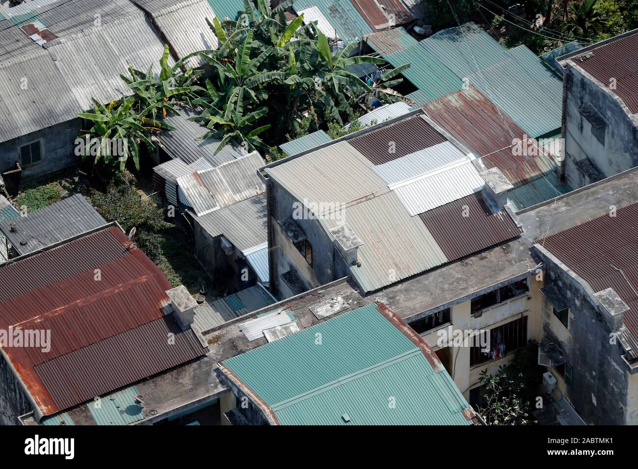 Hohe Betrachtungswinkel von Gebäuden. Wellpappe Dachbahnen. Farbton. Vietnam. Stockfoto