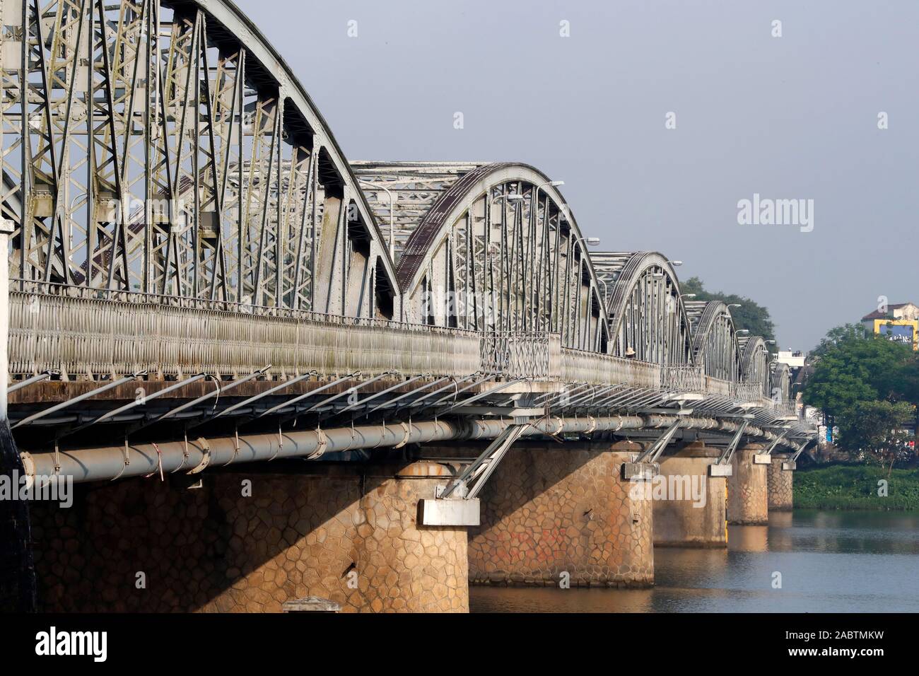 Die berühmten Trang Tien Brücke von Gustave Eiffel erbaut. Farbton. Vietnam. Stockfoto