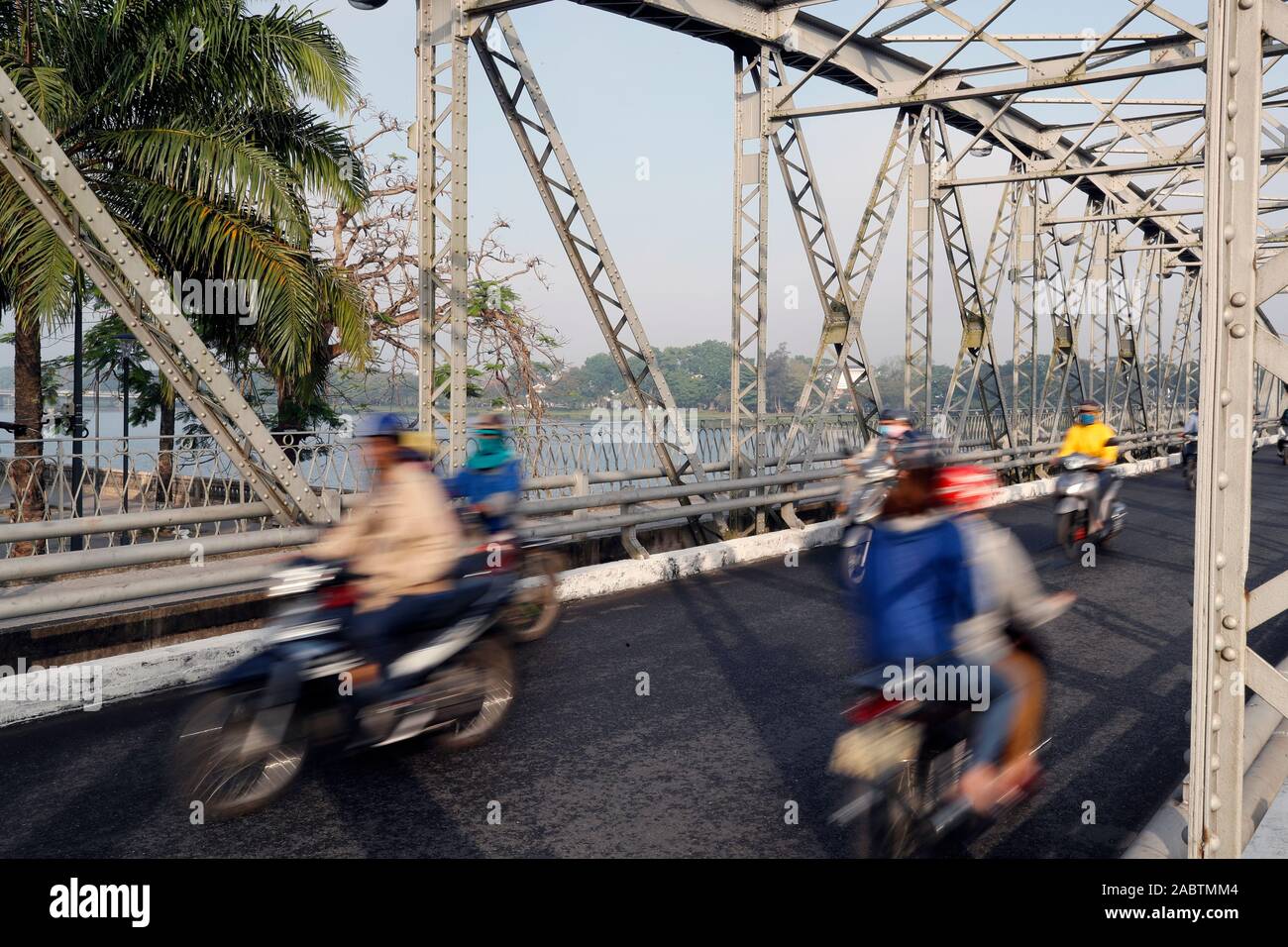 Motorroller Überquerung der berühmten Trang Tien Brücke im morgendlichen Berufsverkehr. Farbton. Vietnam. Stockfoto