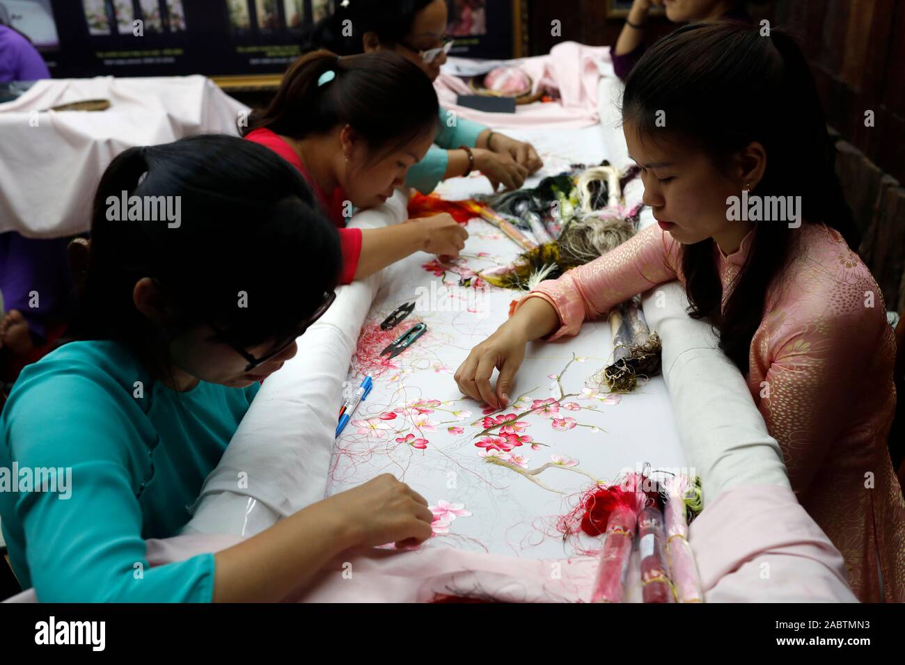 Junge weibliche Arbeitnehmer tun Stickerei. Farbton. Vietnam. Stockfoto