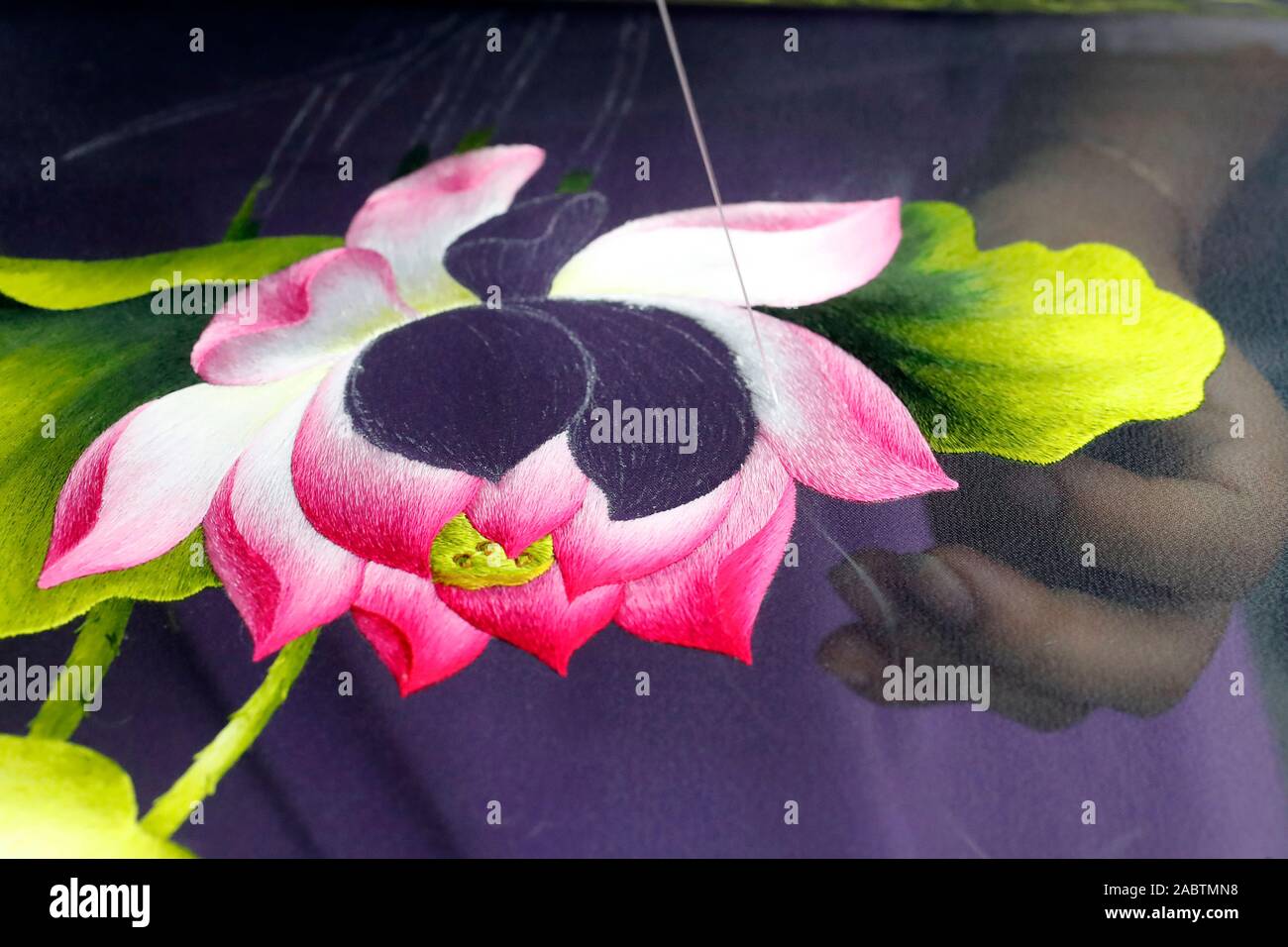 Junge weibliche Arbeitnehmer tun Stickerei. Blume. Close-up auf der Hand. Farbton. Vietnam. Stockfoto