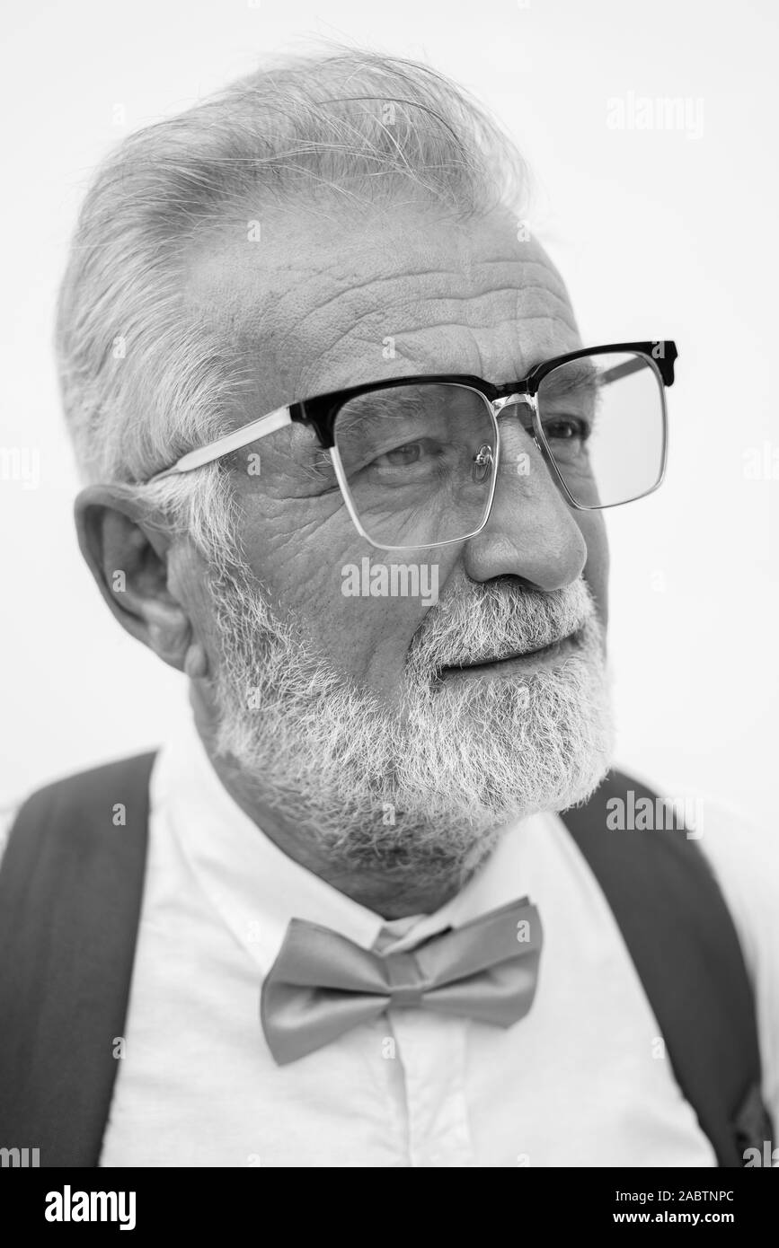 Schöne bärtige Senior touristische Mann in der Stadt in Schwarz und Weiß Stockfoto