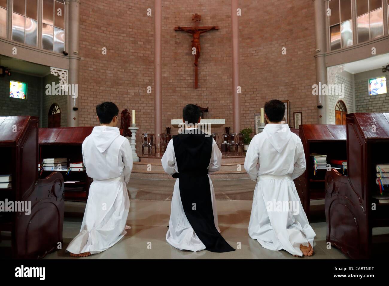 Zisterzienserabtei. Unsere Liebe Frau von meinem Ca. Mönche in der Kirche zu beten. Vietnam. Stockfoto