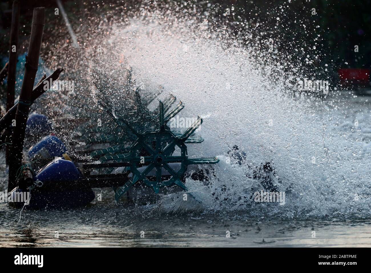 Fischzucht. Wasser Rad oyxgen zur Verfügung zu stellen. Hoi An. Vietnam. Stockfoto