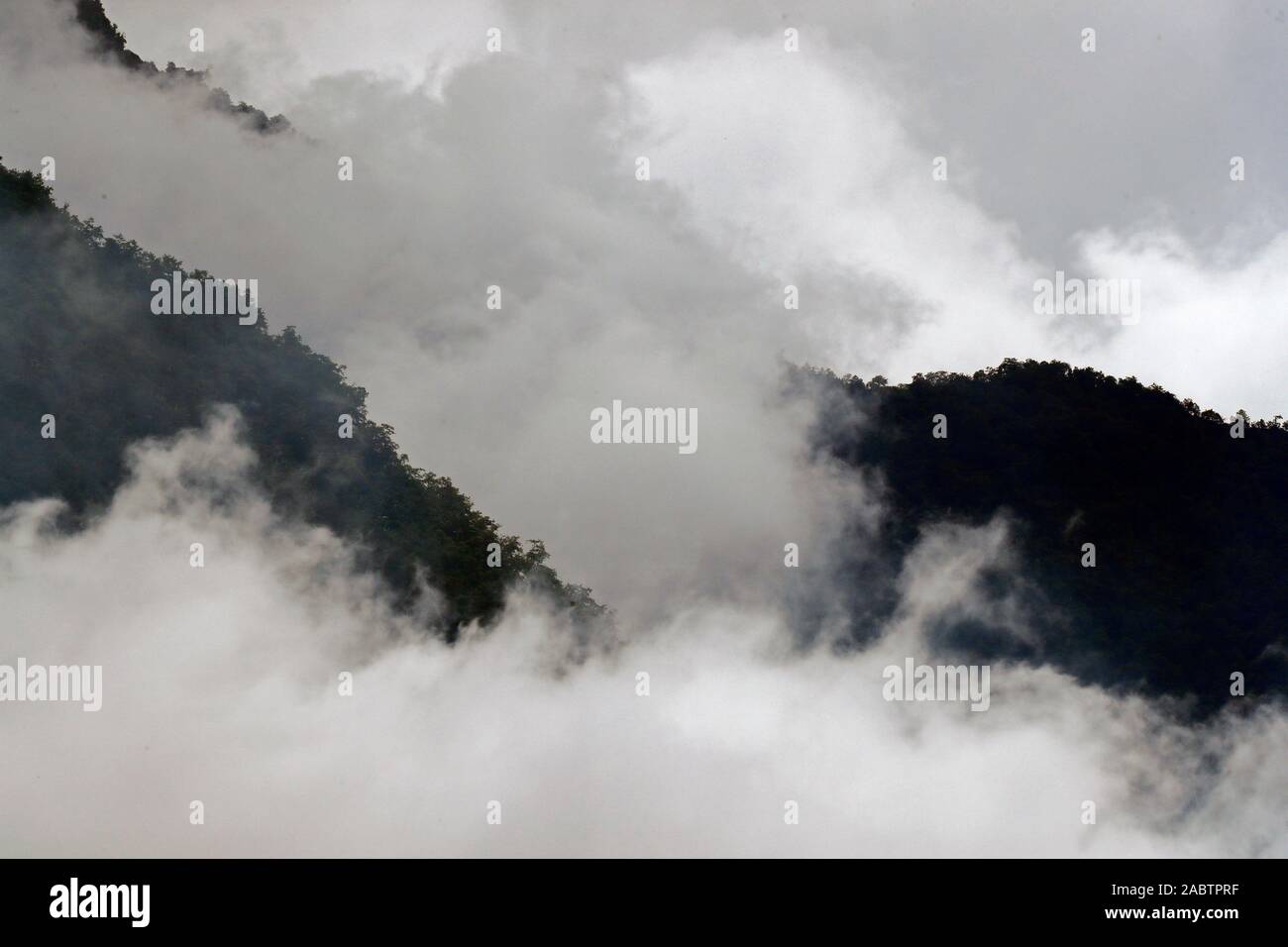 Berge, Reisterrassen und Wolken während der Regenzeit. Sapa. Vietnam. Stockfoto