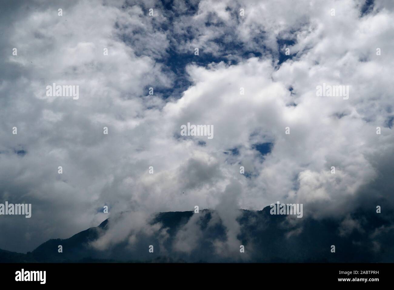 Berge, Reisterrassen und Wolken während der Regenzeit. Sapa. Vietnam. Stockfoto