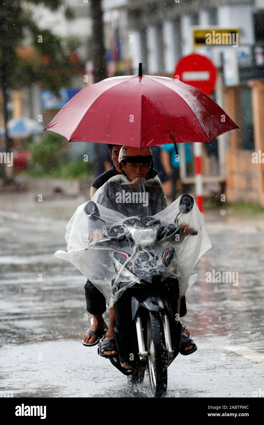 Monsun oder Regenzeit. Motorrad auf der Straße. Roter Regenschirm. Sapa. Vietnam. Stockfoto