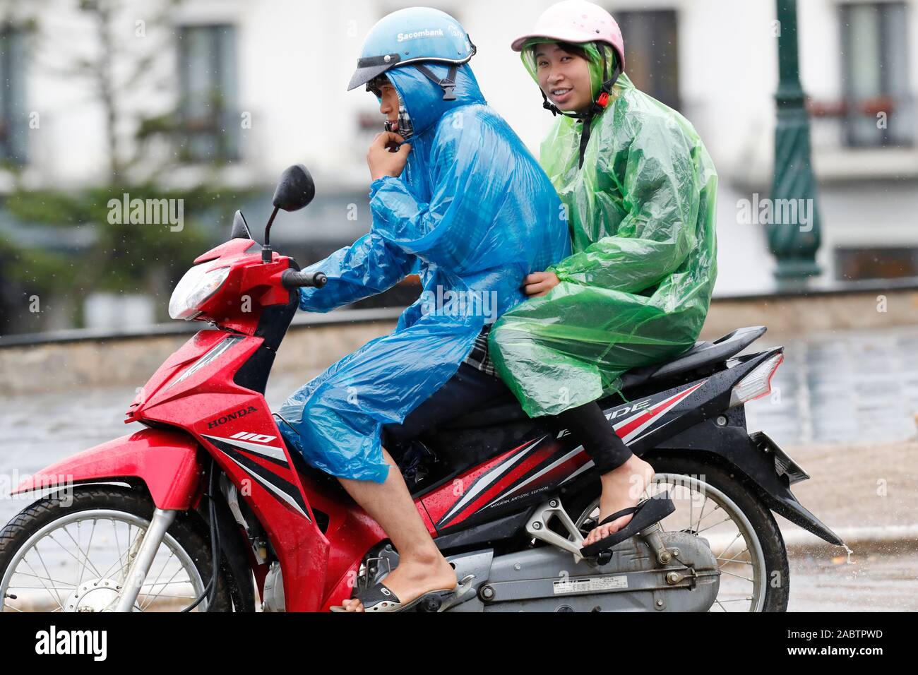 Monsun oder Regenzeit. Motorrad auf der Straße. Sapa. Vietnam. Stockfoto