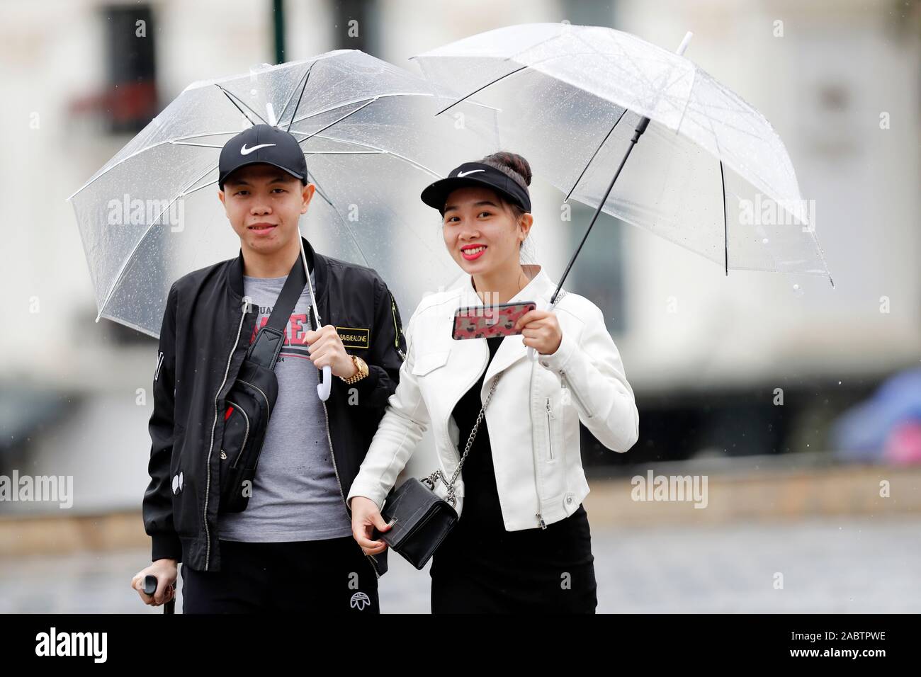 Monsun oder Regenzeit. Der Mann und die Frau mit Sonnenschirmen. Sapa. Vietnam. Stockfoto