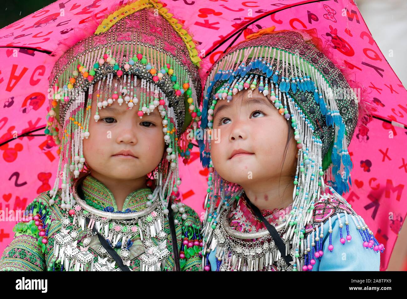 Monsun oder Regenzeit. Hmong Kinder unter dem Dach. Sapa. Vietnam. Stockfoto