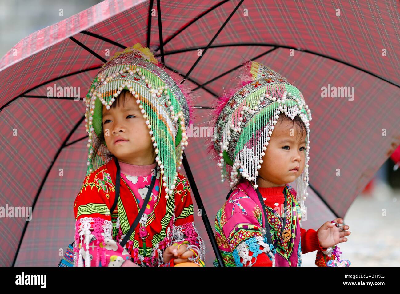 Monsun oder Regenzeit. Hmong Kinder unter dem Dach. Sapa. Vietnam. Stockfoto