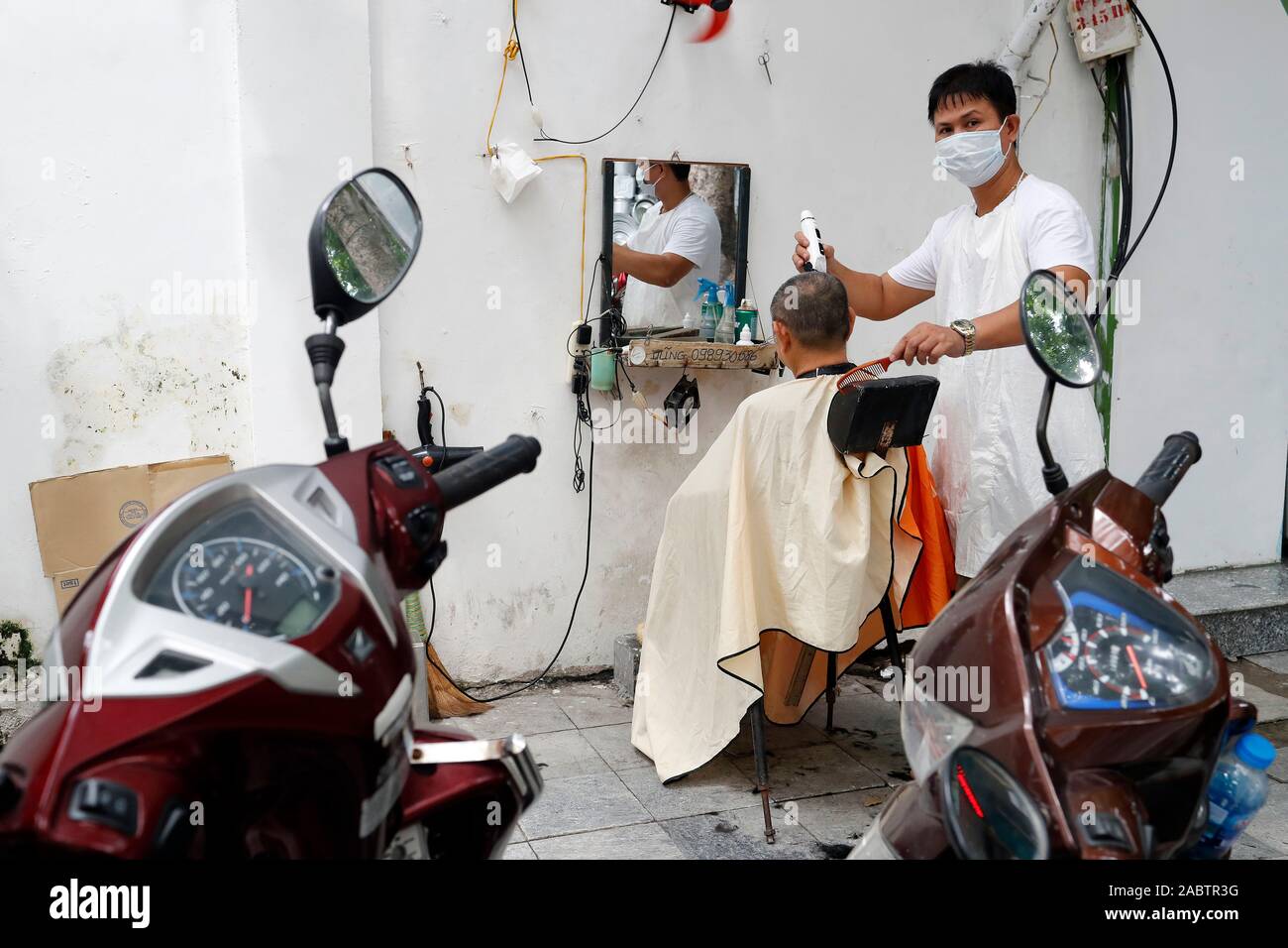 Friseur in der Straße. Hanoi. Vietnam. Stockfoto