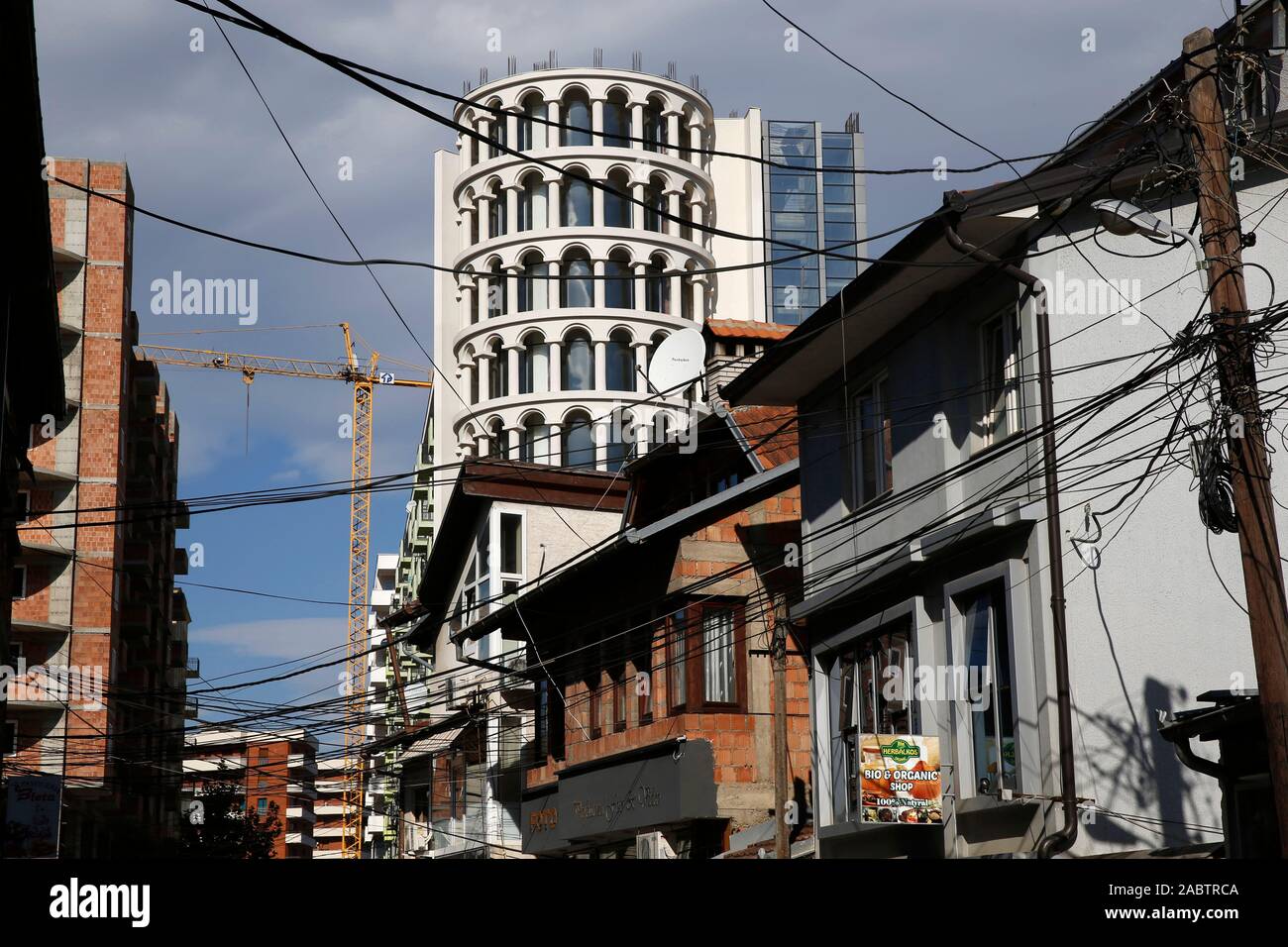 Alte und neue Gebäude in Prizren, Kosovo. Stockfoto