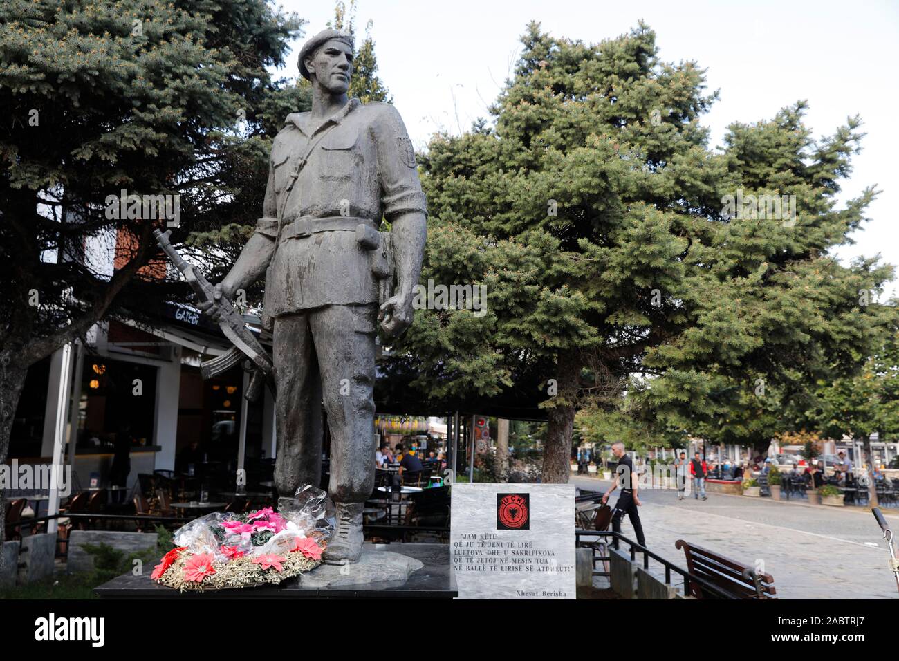 Kosovo - Krieg Held Ismet Xhevat Berisha Statue in Prizren, Kosovo. Stockfoto