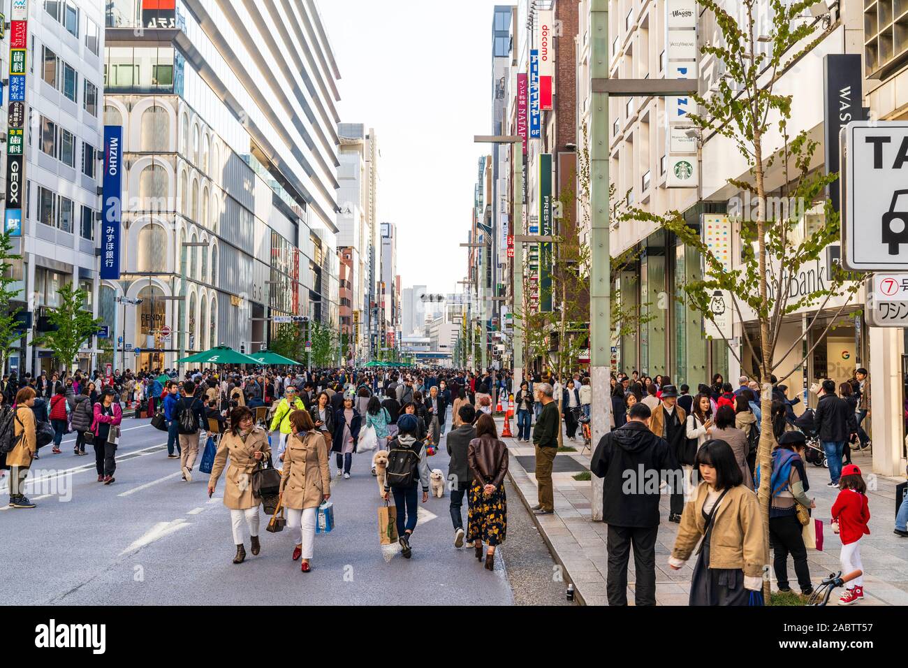 Blick auf die Straße von Chuo-dori Street, der Haupteinkaufsstraße Ginza in Tokio, an einem Wochenende, wenn es zu einer Fußgängerzone. Besetzt und überfüllt. Stockfoto