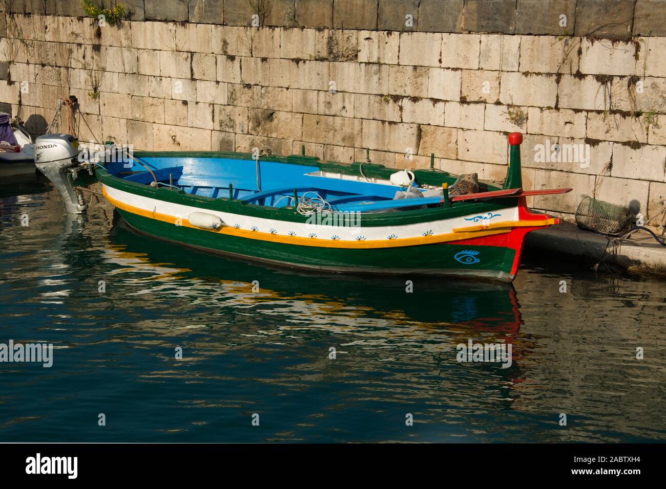 Italien, Sizilien, Syracuse, bunte Fischerboot Stockfoto