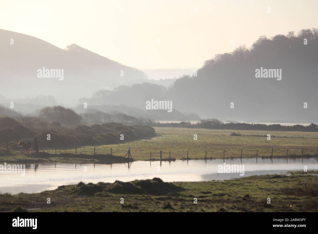 Aberystwyth Wales UK Wetter 29 Nov 2019, einem kalten nebligen Morgen nach über Nacht Frost durch den Fluss Ystwyth in der Nähe von Galway an der Westküste von Wales. Kredit Mike Davies/Alamy/Live-Nachrichten Stockfoto