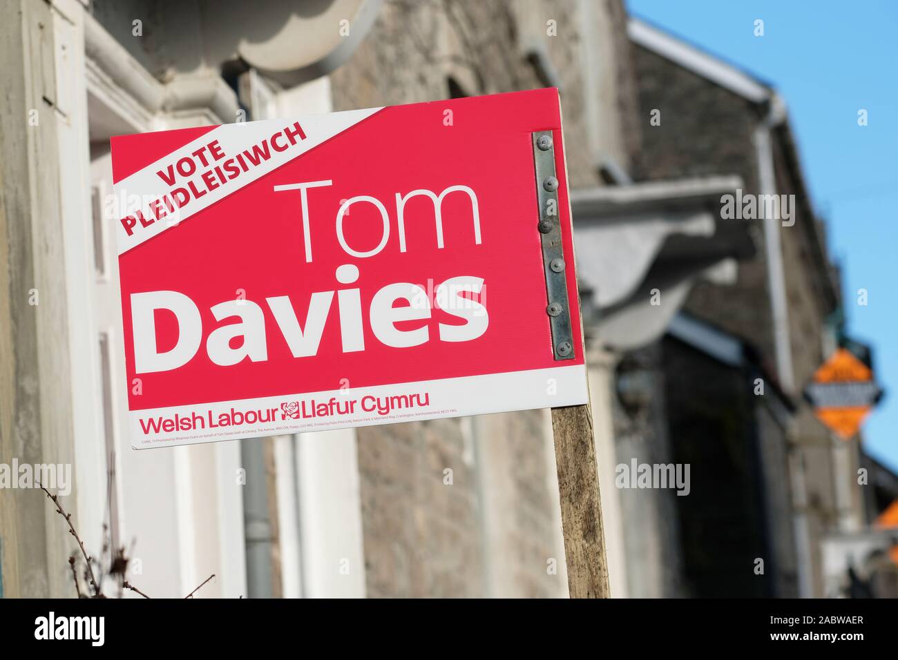 Das Heu, das auf Wye, Powys, Wales, Großbritannien - Freitag, 29. November 2019 - Wahl Banner für Waliser Arbeit Kandidat Tom Davies. Die Brecon und Radnorshire Wahlkreis ein liberaler Demokrat MP zurück zu einem By-Election früher im Jahr 2019 mit einer Mehrheit von 1.425 Stimmen statt. Foto Steven Mai/Alamy leben Nachrichten Stockfoto