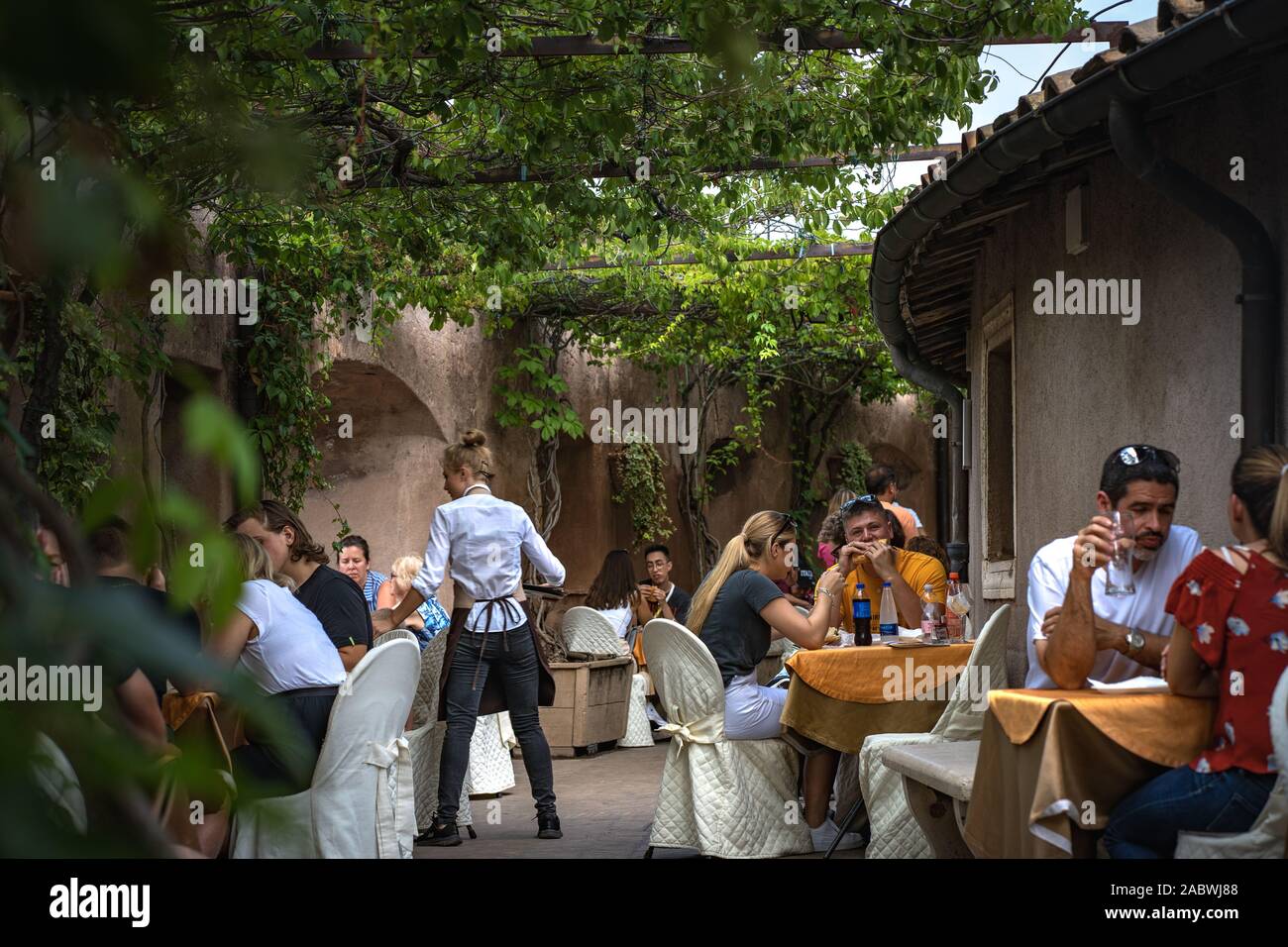 Touristen, die sich in der Bar im Inneren der Burg Sant'Angelo. Schönes Foto von Personen, die in der italienischen Bar. Kellner bedient. Stockfoto