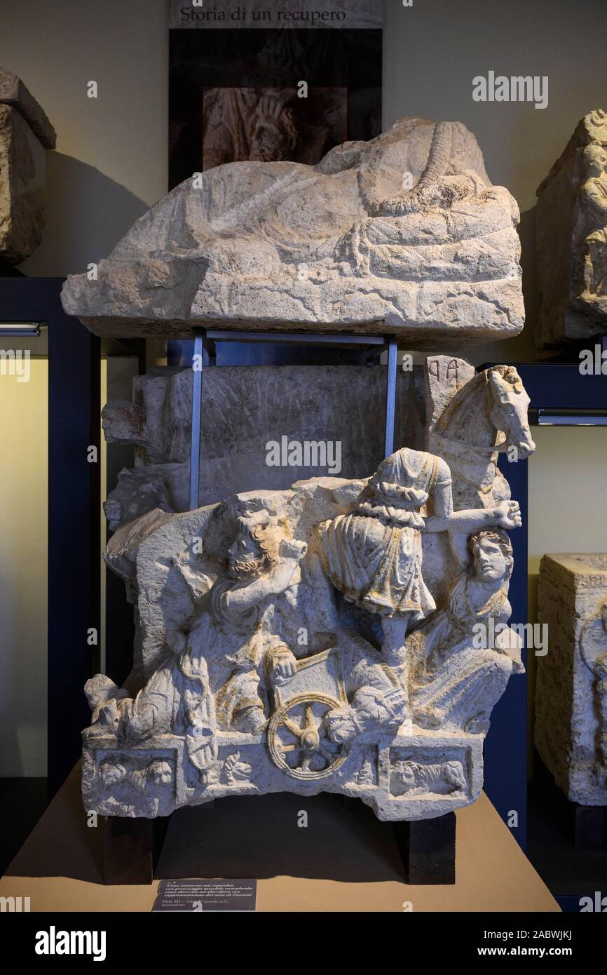 Perugia. Italien. Etruskische cinerary Urne aus dem Cacni Familie Grab in der Nähe von Perugia, Museo Archeologico Nazionale dell'Umbria (MANU - Nationale Archaeologi Stockfoto