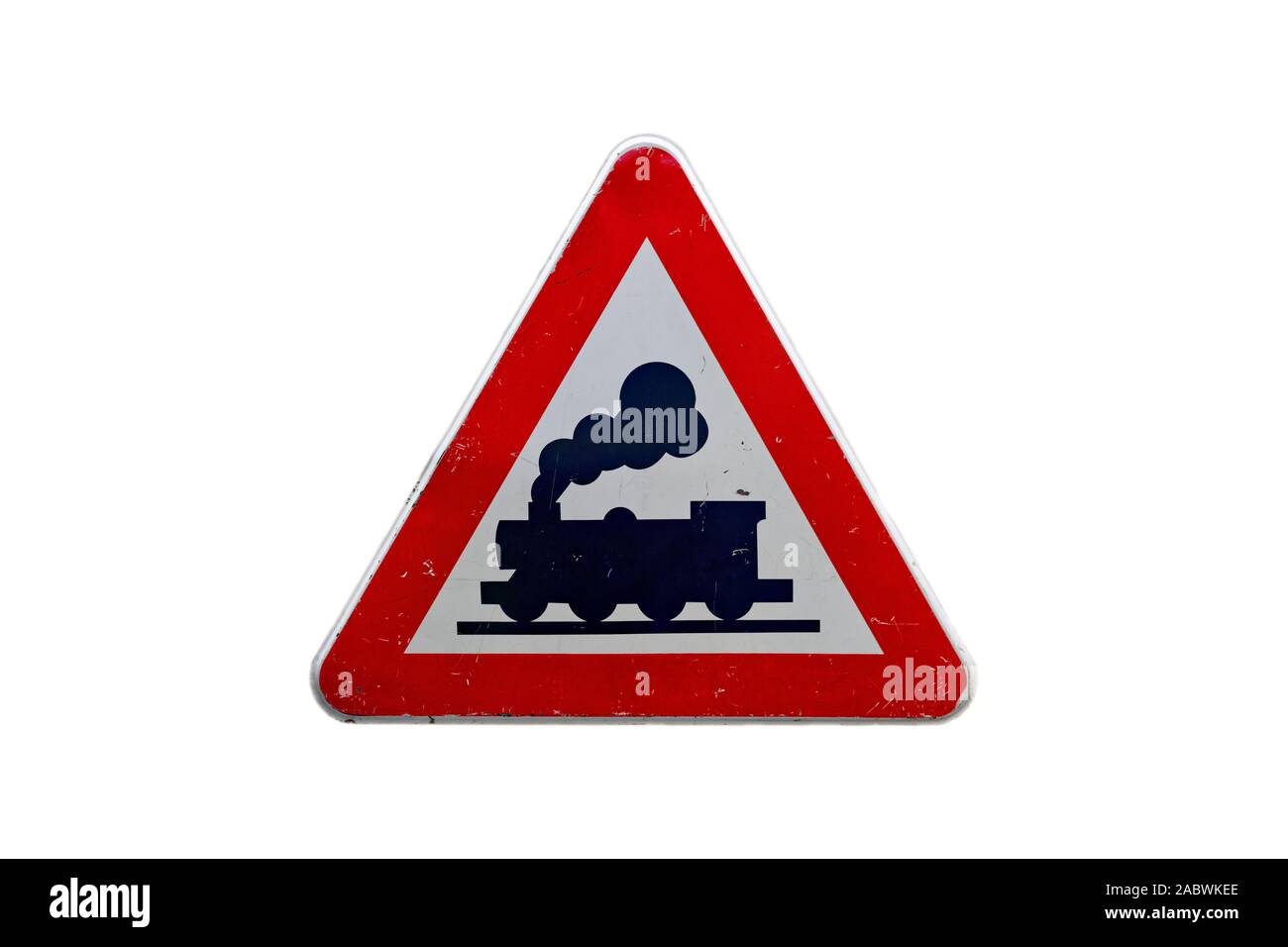 Zug Verkehrsschild mit einer Lok und Dampf dahinter auf einem Dreieck Schild links. Grobe und rostig, auf weißem Hintergrund. Stockfoto