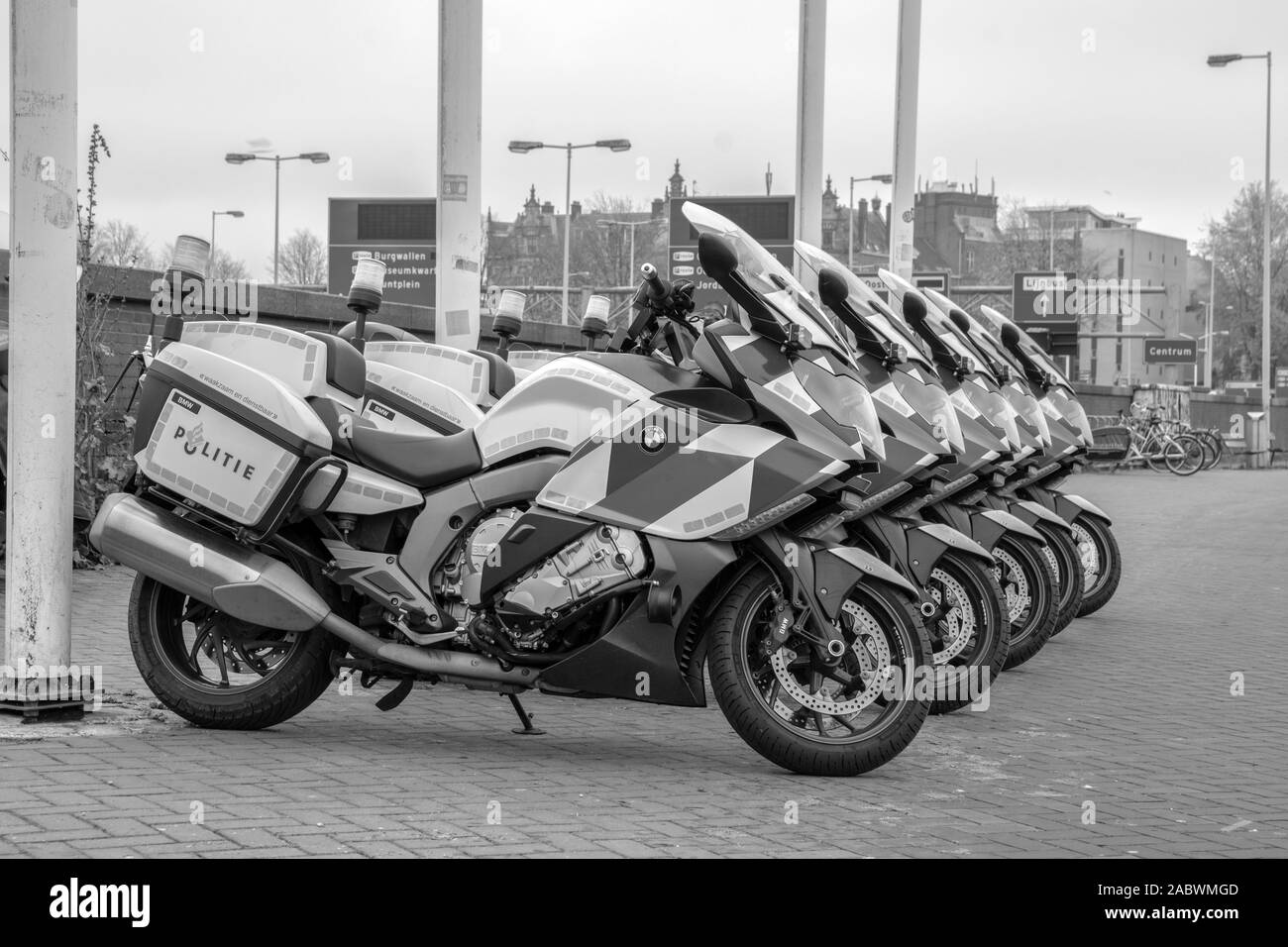 Polizei Motoren auf eine Zeile in Amsterdam Die Niederlande 2019 in Schwarz und Weiß Stockfoto