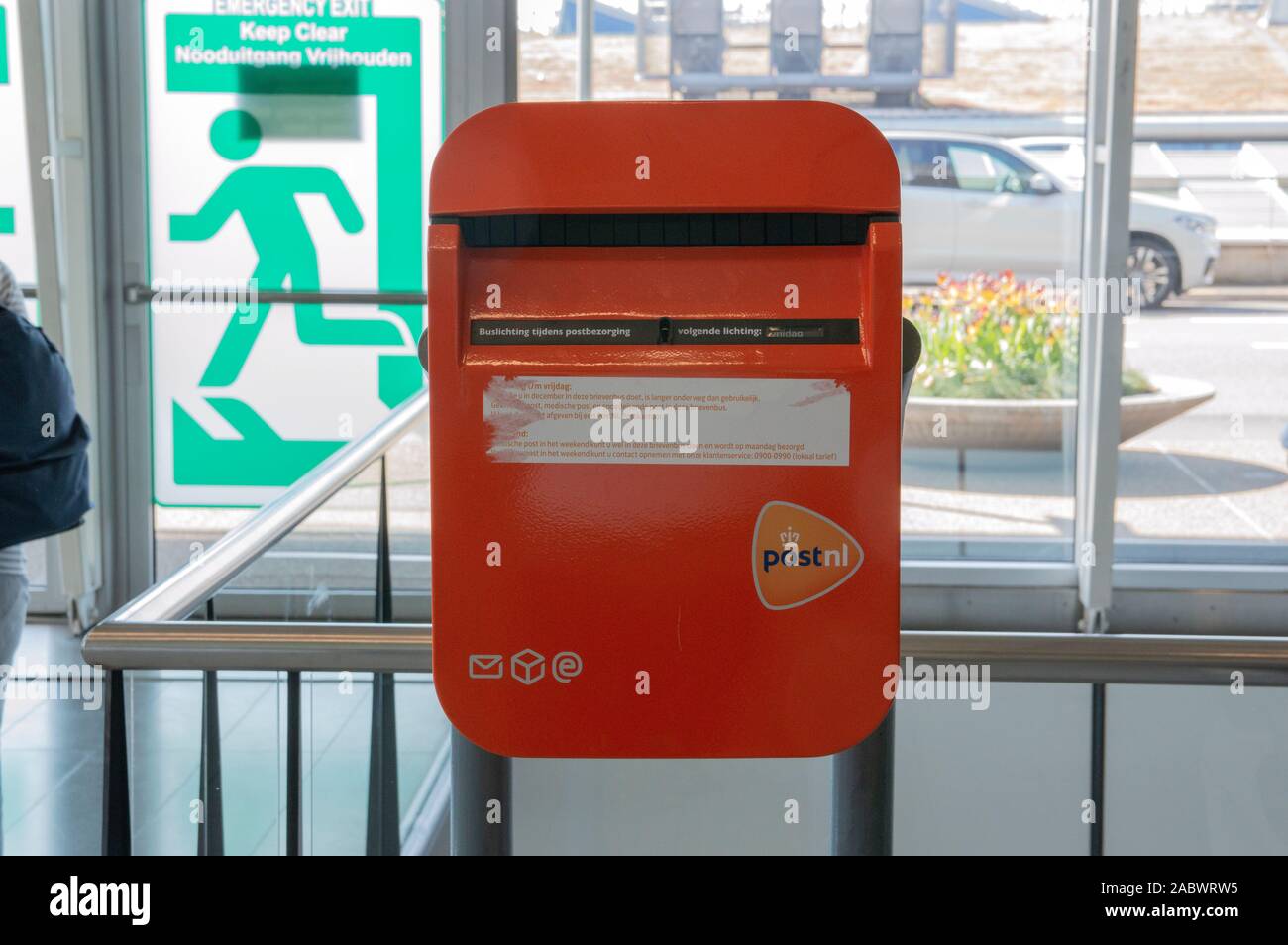 Postbox von Post.nl am Schiphol Plaza Airport Niederlande 2019 Stockfoto