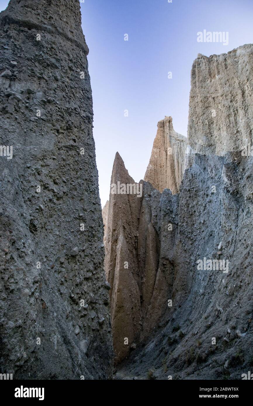 Hohe Türme von Clay Cliffs (Badlands) von Omarama in Neuseeland bei Sonnenuntergang, Central Otago Stockfoto