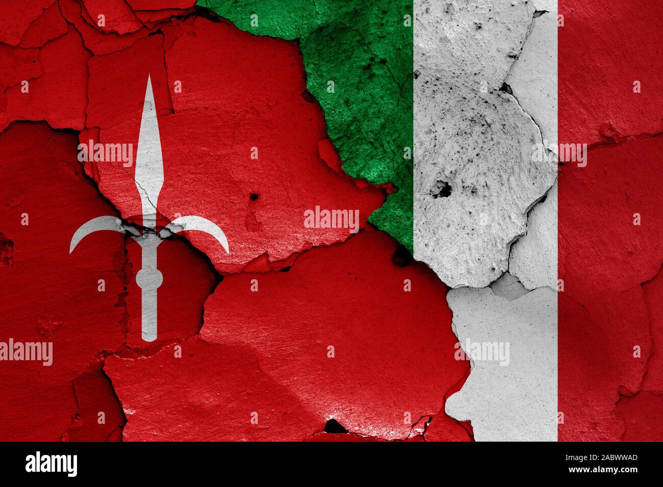 Flaggen von Triest und Italien malte auf Risse an der Wand Stockfoto