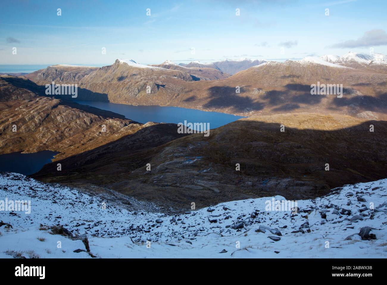 Blick über Lochan Fada zu einem Mhaighdean, der am weitesten entfernten Munro in Schottland vom Gipfel des Slioch. Stockfoto