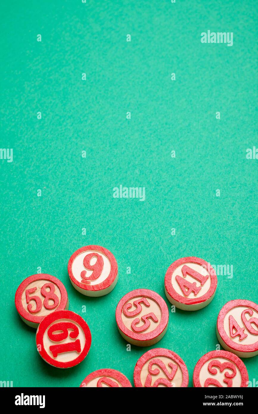 Bingo Zahlen auf grünem Hintergrund - Flach Stil Stockfoto
