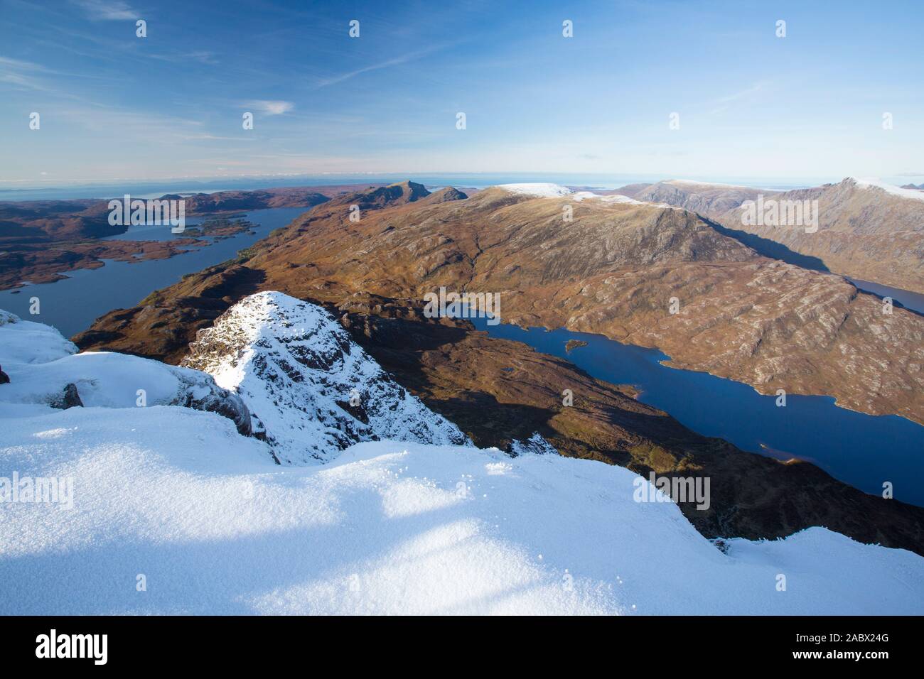 Blick über Lochan Fada zu einem Mhaighdean, der am weitesten entfernten Munro in Schottland vom Gipfel des Slioch. Stockfoto