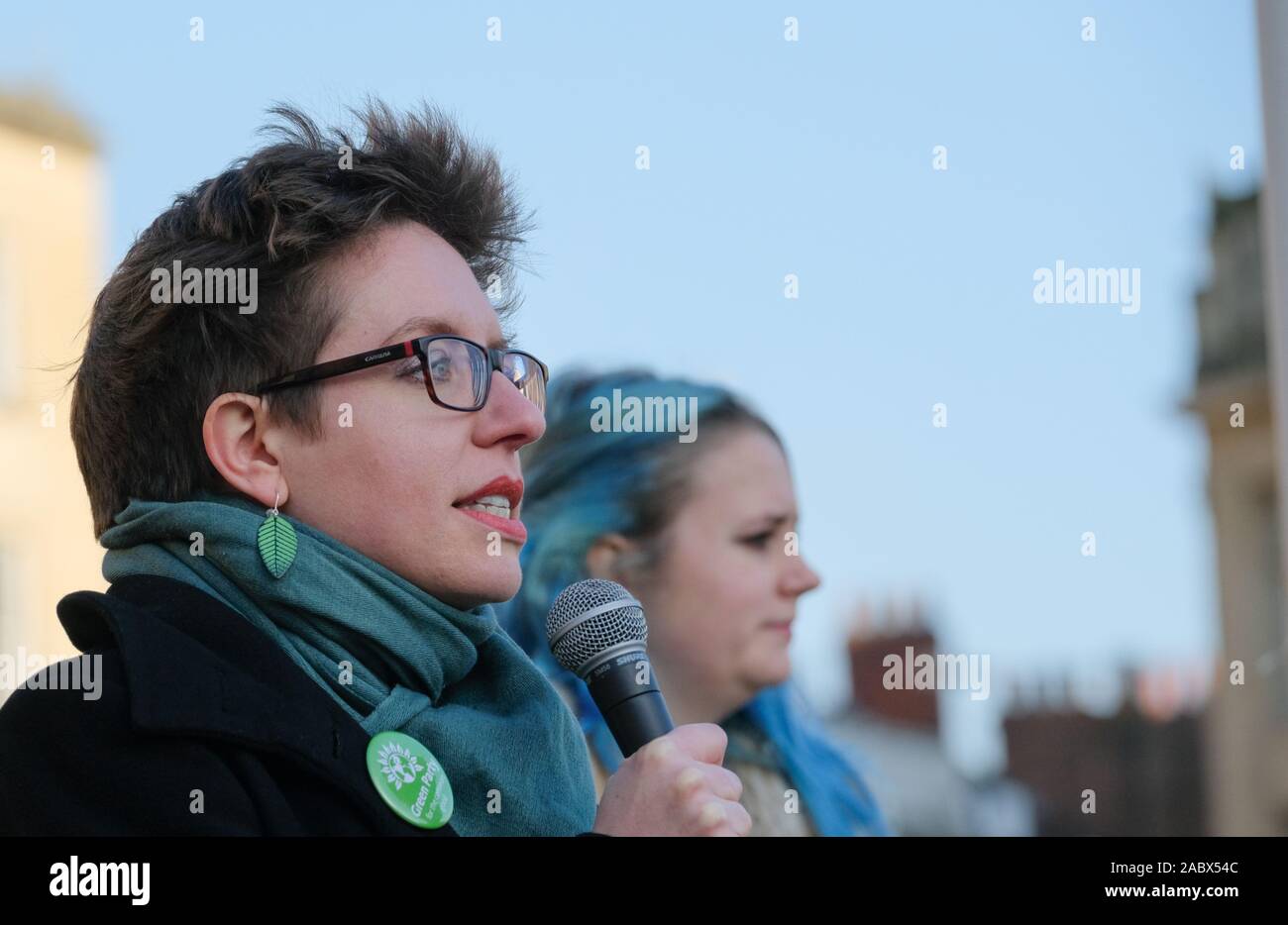 Bristol, UK. 29 Nov, 2019. Jugend Streik 4 Klima halten einen Streik der Mangel an Maßnahmen gegen den Klimawandel zu protestieren. Vor dem März, Carla Denyer der Gruenen sprach im Sparpaket. Credit: alamy Live News/Herr Standfast Credit: Herr Standfast/Alamy leben Nachrichten Stockfoto