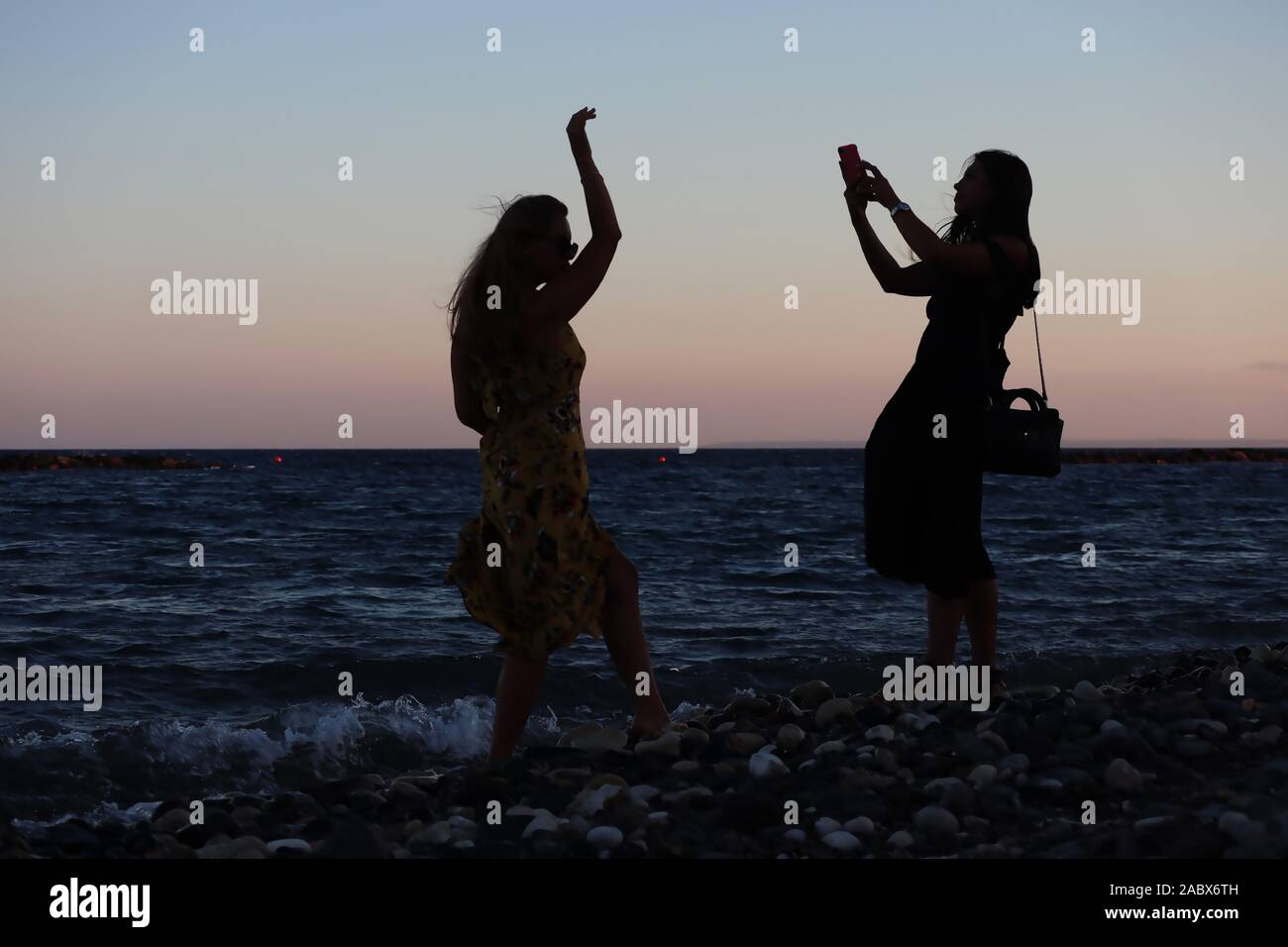 Zwei Junge Mädchen Aus Ost Europa Am Strand Silhouetted Aufnehmen Von