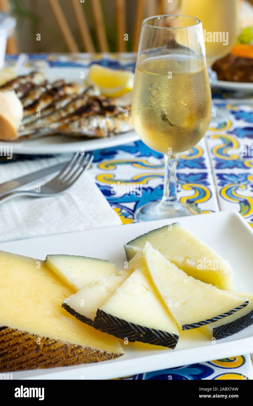 Andalusische Gerichte, Käse en espeto, Malaga Stil Fisch auf stick Grill serviert mit Glas trockenen Fino sherry Wein Stockfoto