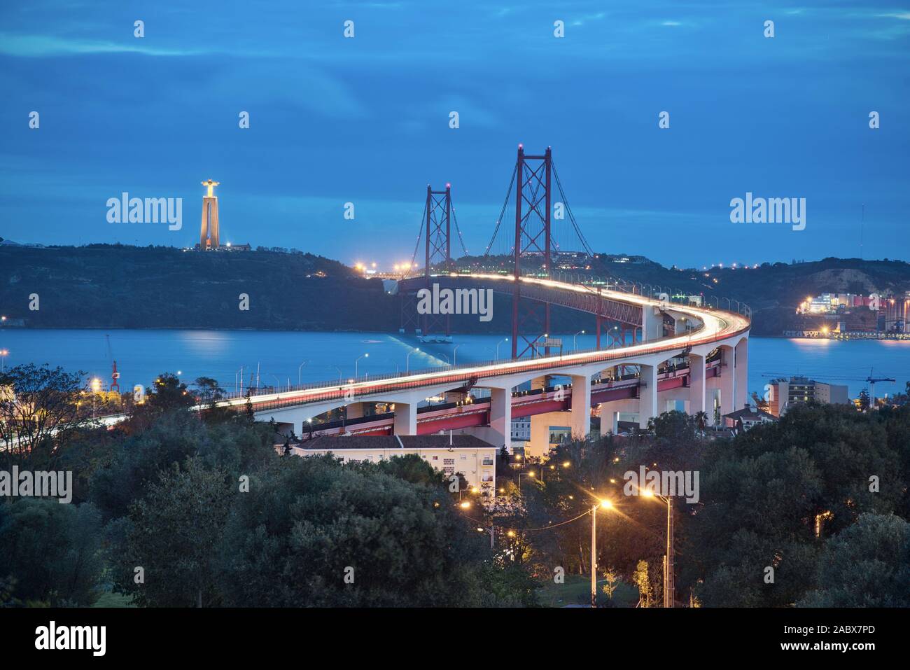 Foto der Vinte e Cinco de Abril Brücke an der Blauen Stunde Zeit. Stockfoto