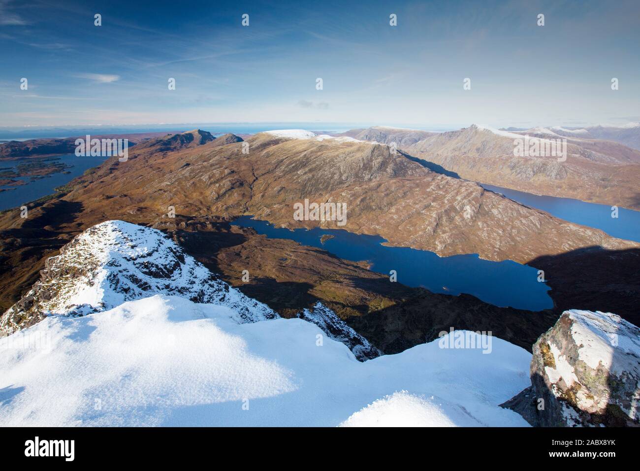 Blick über Lochan Fada zu einem Mhaighdean, der am weitesten entfernten Munro in Schottland vom Gipfel des Slioch. Stockfoto