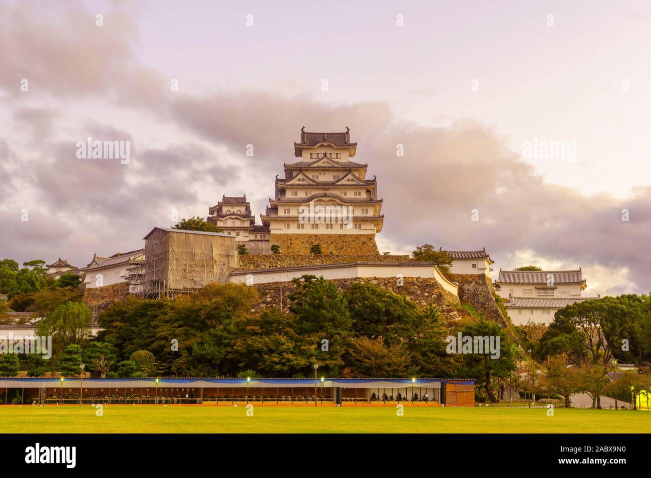 Sonnenaufgang Blick auf das Schloss Himeji, datiert 1333, in der Stadt Himeji, Hyogo Präfektur, Japan Stockfoto