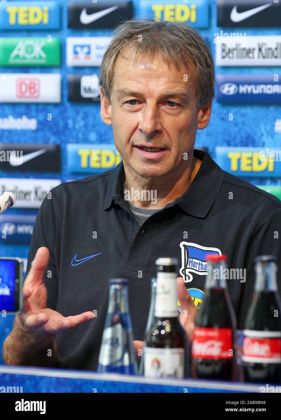 Berlin, Deutschland. 29 Nov, 2019. Jürgen Klinsmann, der neue Trainer von Hertha BSC, spricht auf der Pressekonferenz vor dem Spiel gegen Borussia Dortmund. Credit: Andreas Gora/dpa/Alamy leben Nachrichten Stockfoto