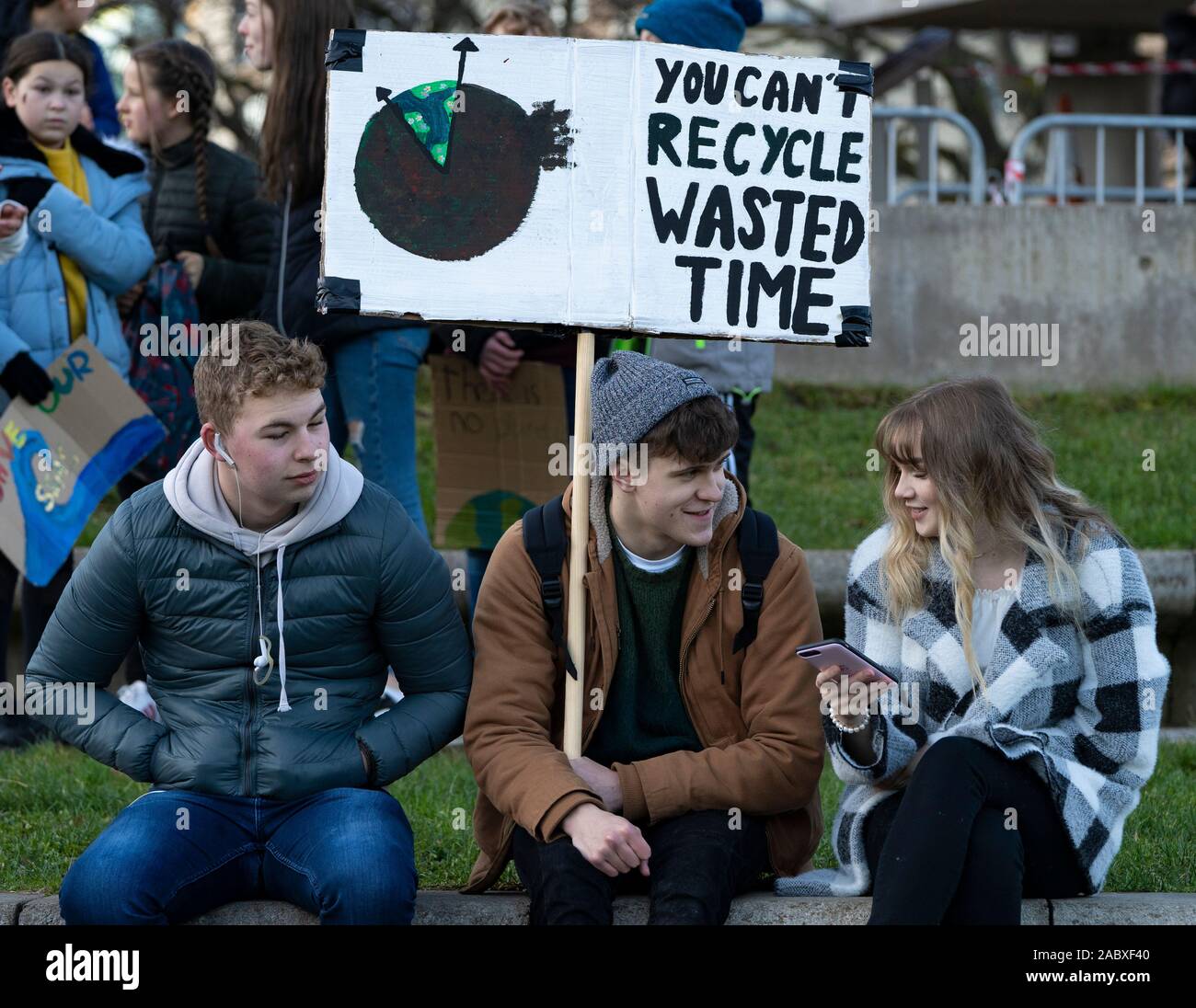 Edinburgh, Schottland, Großbritannien. 29 Nov, 2019. Junge Demonstranten außerhalb des Schottischen Parlamentsgebäude in Holyrood, Edinburgh versammelten Global Climate Action Day zu markieren. Ähnliche Proteste in vielen Europäischen Städten aufgetreten. Credit: Iain Masterton/Alamy leben Nachrichten Stockfoto
