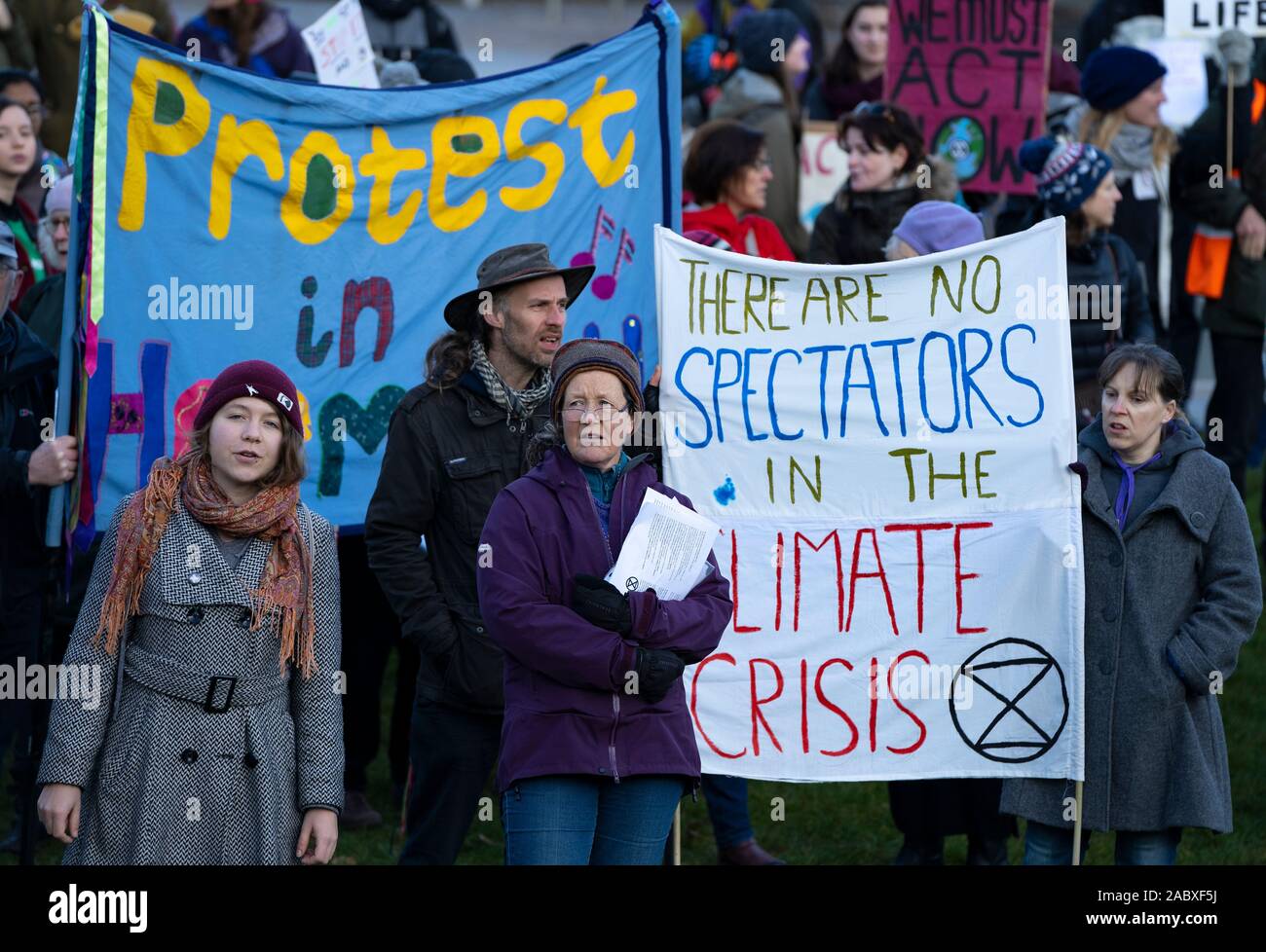 Edinburgh, Schottland, Großbritannien. 29 Nov, 2019. Junge Demonstranten außerhalb des Schottischen Parlamentsgebäude in Holyrood, Edinburgh versammelten Global Climate Action Day zu markieren. Ähnliche Proteste in vielen Europäischen Städten aufgetreten. Credit: Iain Masterton/Alamy leben Nachrichten Stockfoto