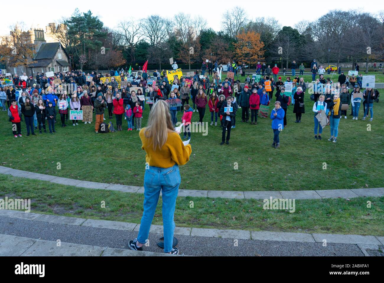 Edinburgh, Schottland, Großbritannien. 29 Nov, 2019. Junge Demonstranten außerhalb des Schottischen Parlamentsgebäude in Holyrood, Edinburgh versammelten Global Climate Action Day zu markieren. Ähnliche Proteste in vielen Europäischen Städten aufgetreten. Credit: Iain Masterton/Alamy leben Nachrichten Stockfoto