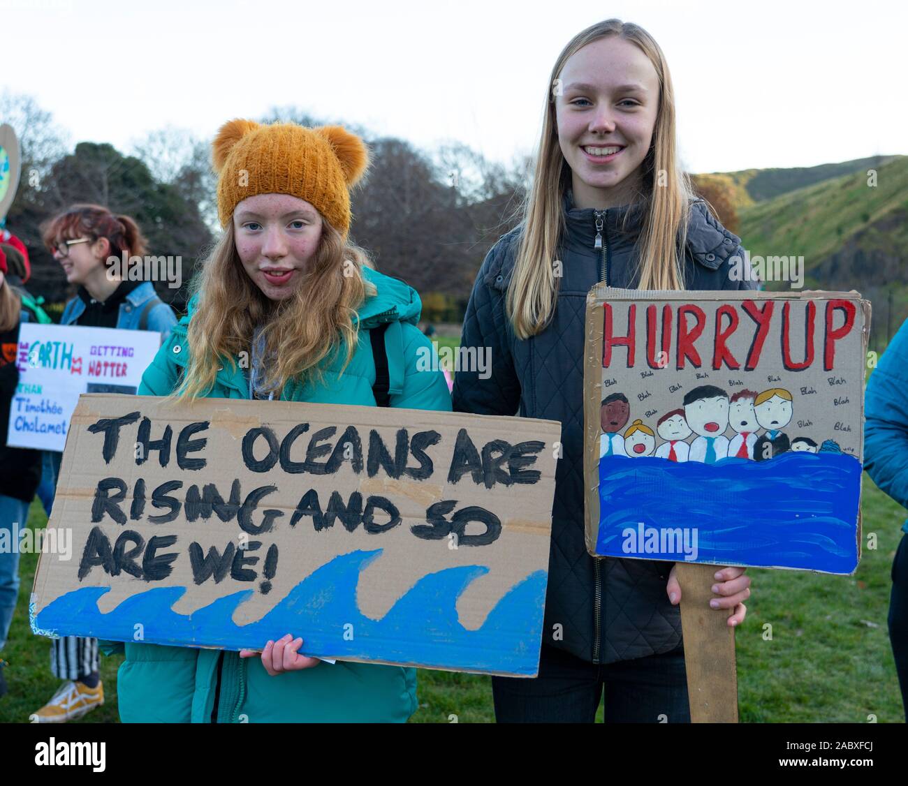 Edinburgh, Schottland, Großbritannien. 29 Nov, 2019. Junge Demonstranten außerhalb des Schottischen Parlamentsgebäude in Holyrood, Edinburgh versammelten Global Climate Action Day zu markieren. Ähnliche Proteste in vielen Europäischen Städten aufgetreten. Credit: Iain Masterton/Alamy leben Nachrichten Stockfoto